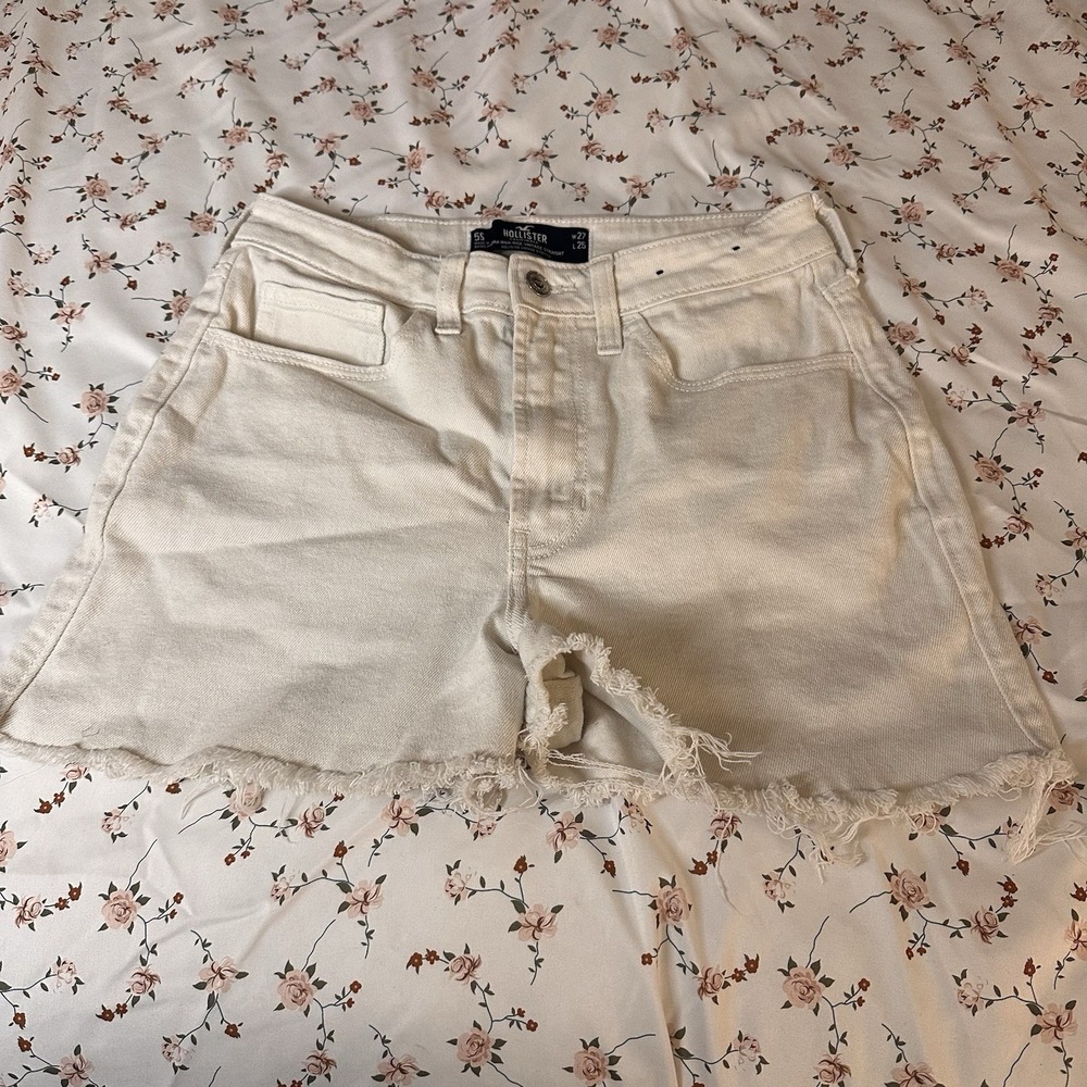 Hollister Women's Ultra High Rise Vintage Straight Ivory Denim Shorts W27 L25 S5